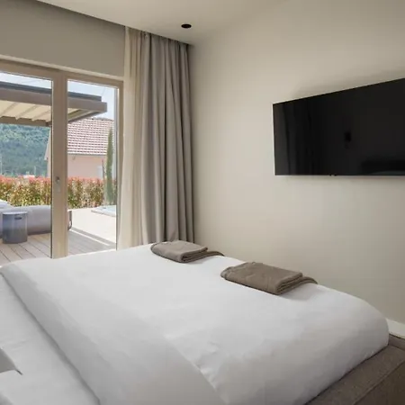 Terra Moro - Split By Guide Crivac