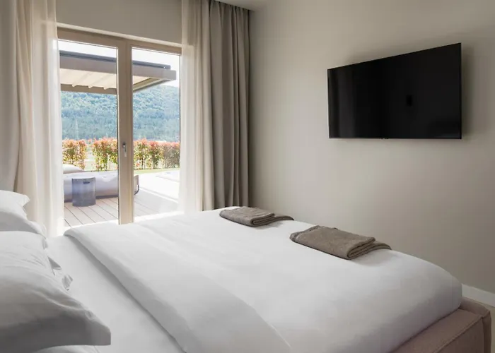 Willa Terra Moro - Split By Guide Crivac